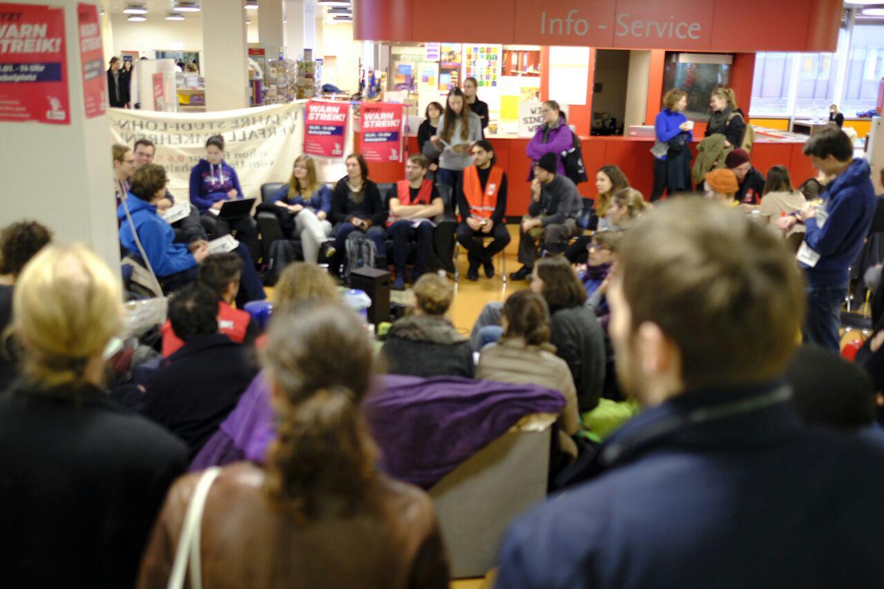 Streikversammlung an der FU Berlin plant Blockaden und beschließt Solidarität
