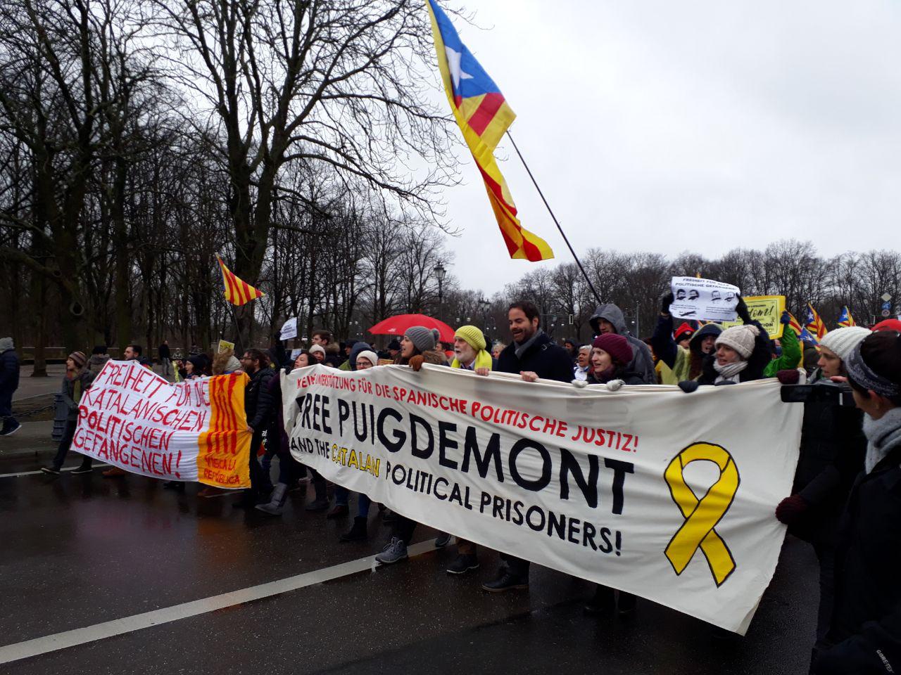 Berlin: 500 wütende Stimmen verlangen die Freiheit von Puigdemont [mit Fotogalerie]
