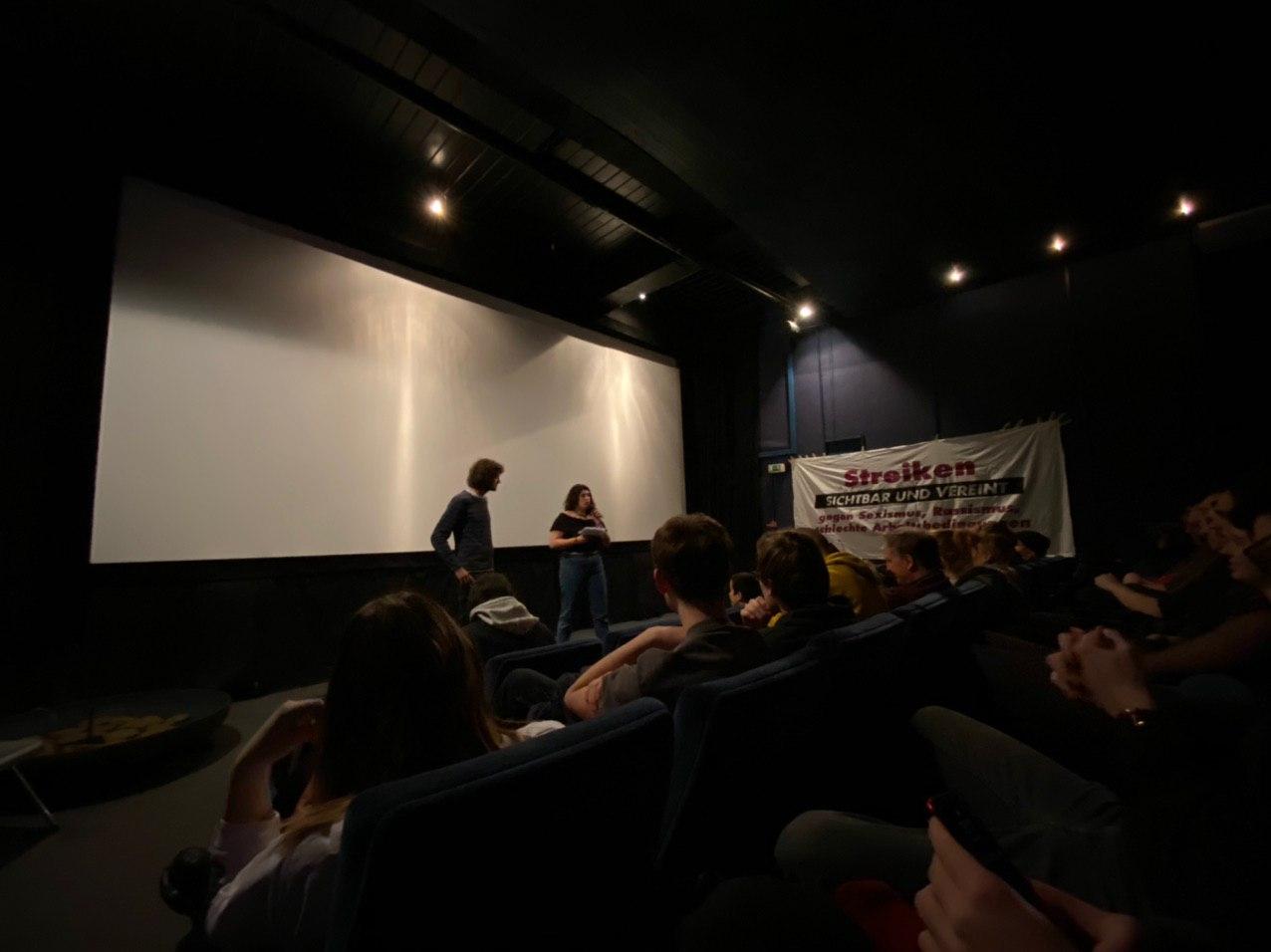 Filmvorführung von „Die kleinen (un)sichtbaren Hände“ vor vollem Kinosaal in Berlin