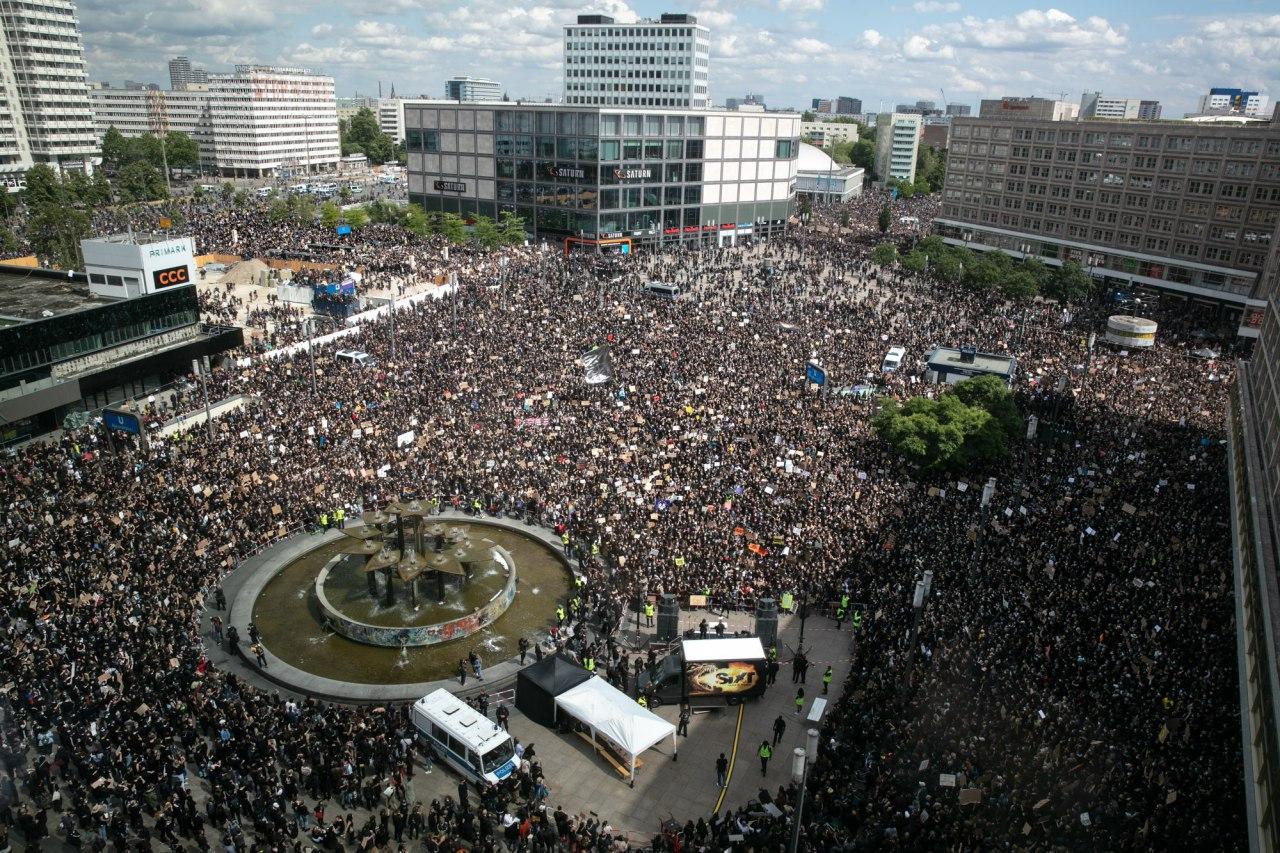 Black Lives Matter: Mehr als 20.000 Menschen füllen die Berliner Innenstadt gegen staatlichen Rassismus