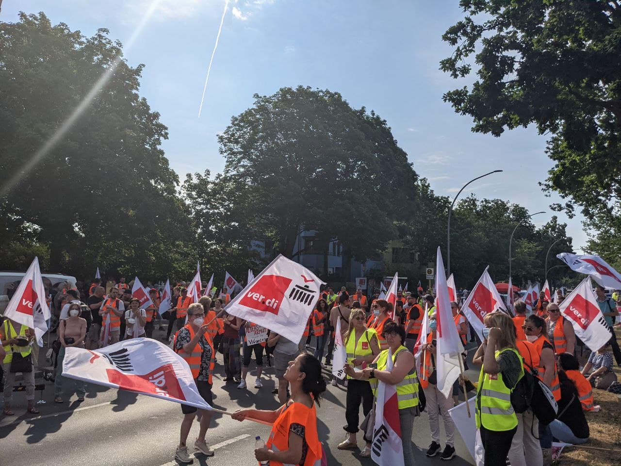 “Wir sind jeden Cent wert” - 300 Arbeiter:innen beteiligen sich am Streik der Vivantes-Töchter