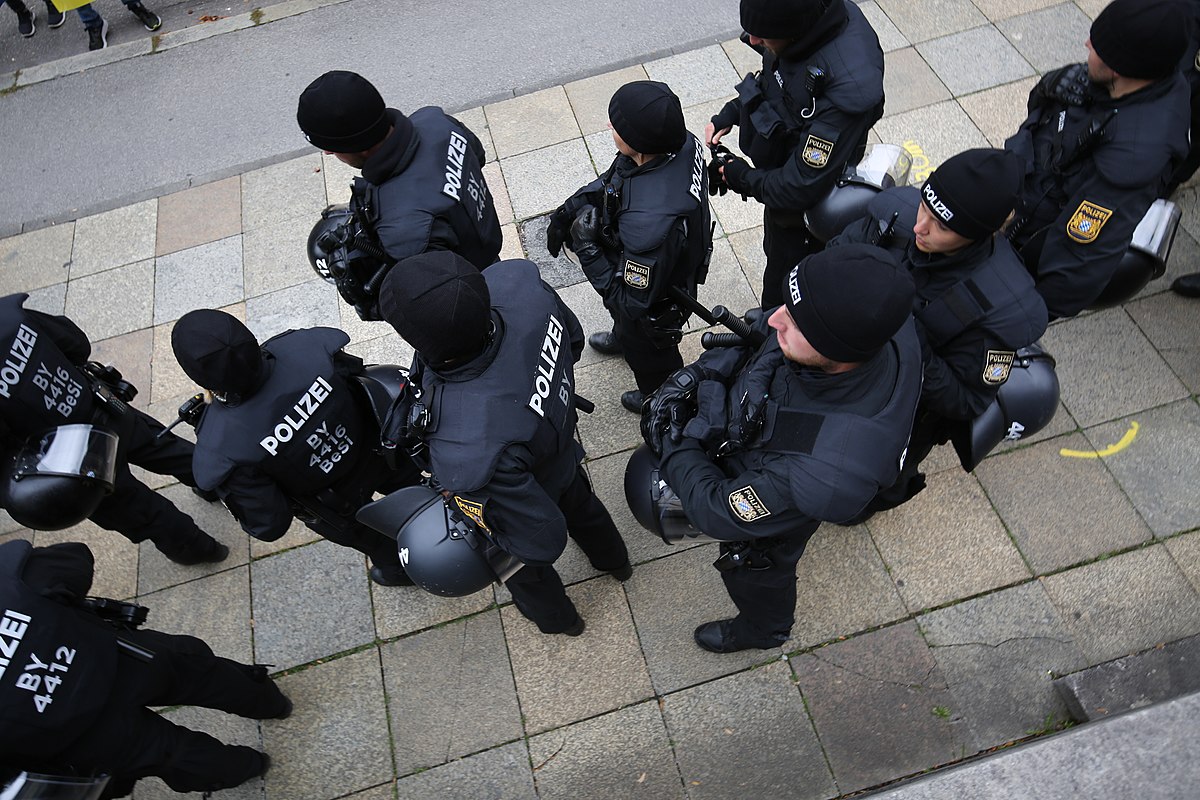 Nackt in den Keller sperren: Die Spezialität der Münchner Polizeiinspektion 14