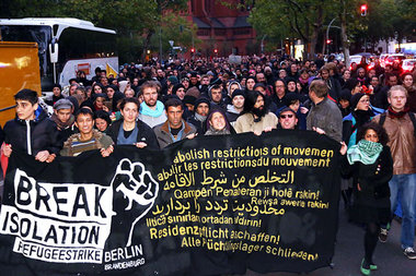 Berlin: 1.000 auf Spontandemo für Flüchtlinge