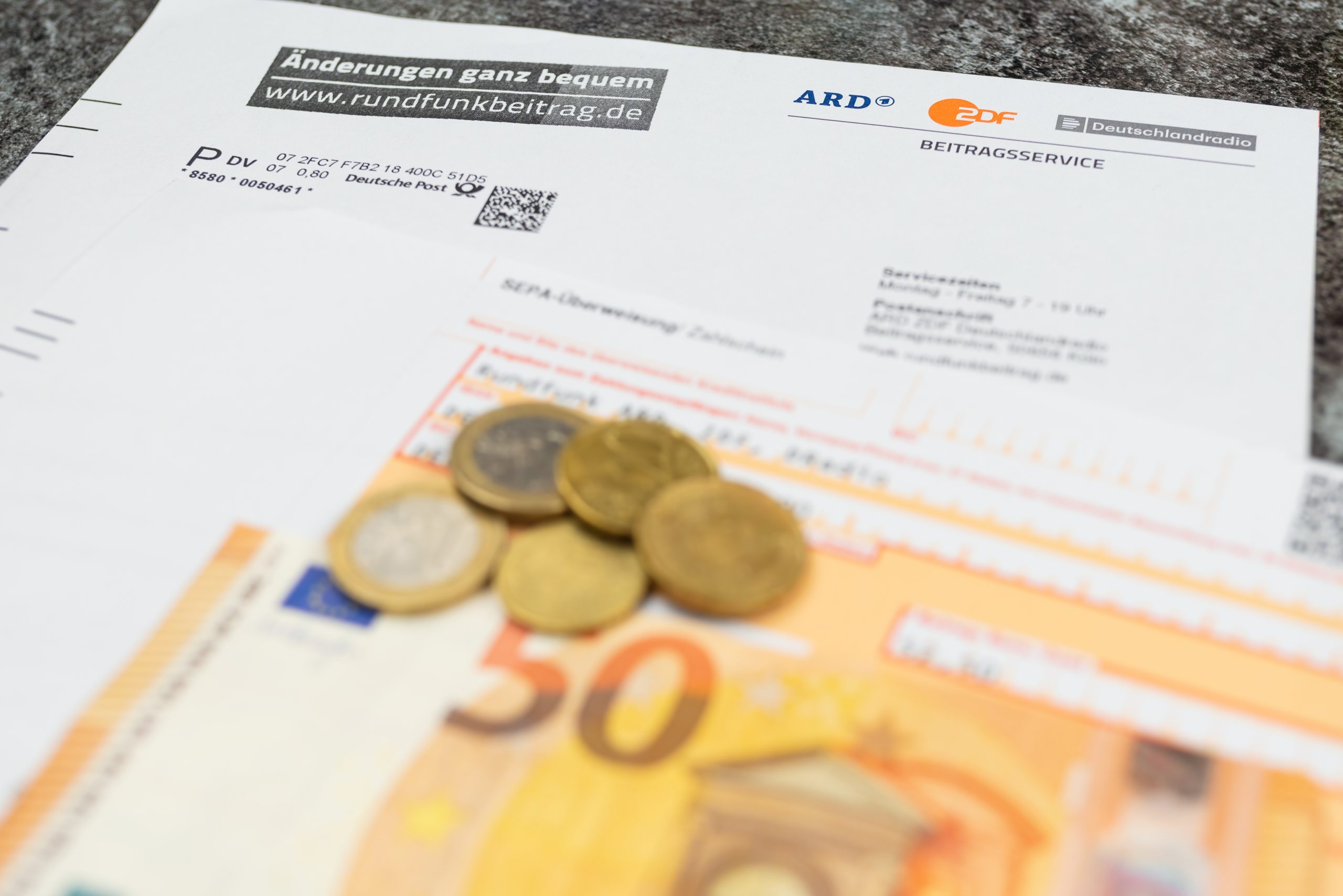 Rundfunkbeitrag nur für Reiche erhöhen, für Arme abschaffen!