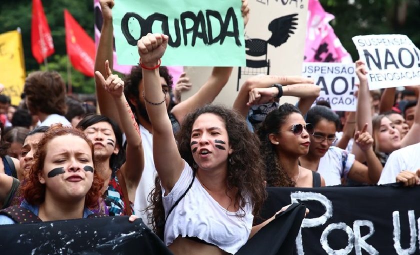 Bücher und Barrikaden: Revolte in den Schulen von Brasilien