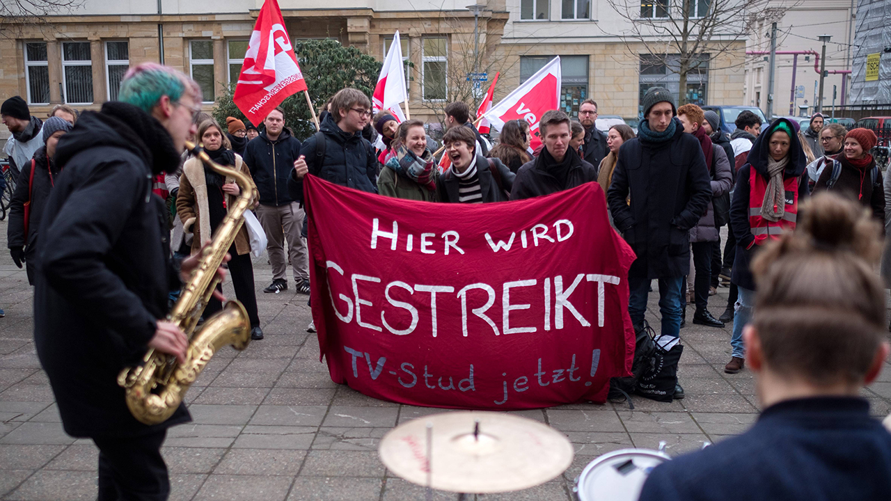 Arbeiter*innen zeigen Solidarität mit TV-Stud-Streiks