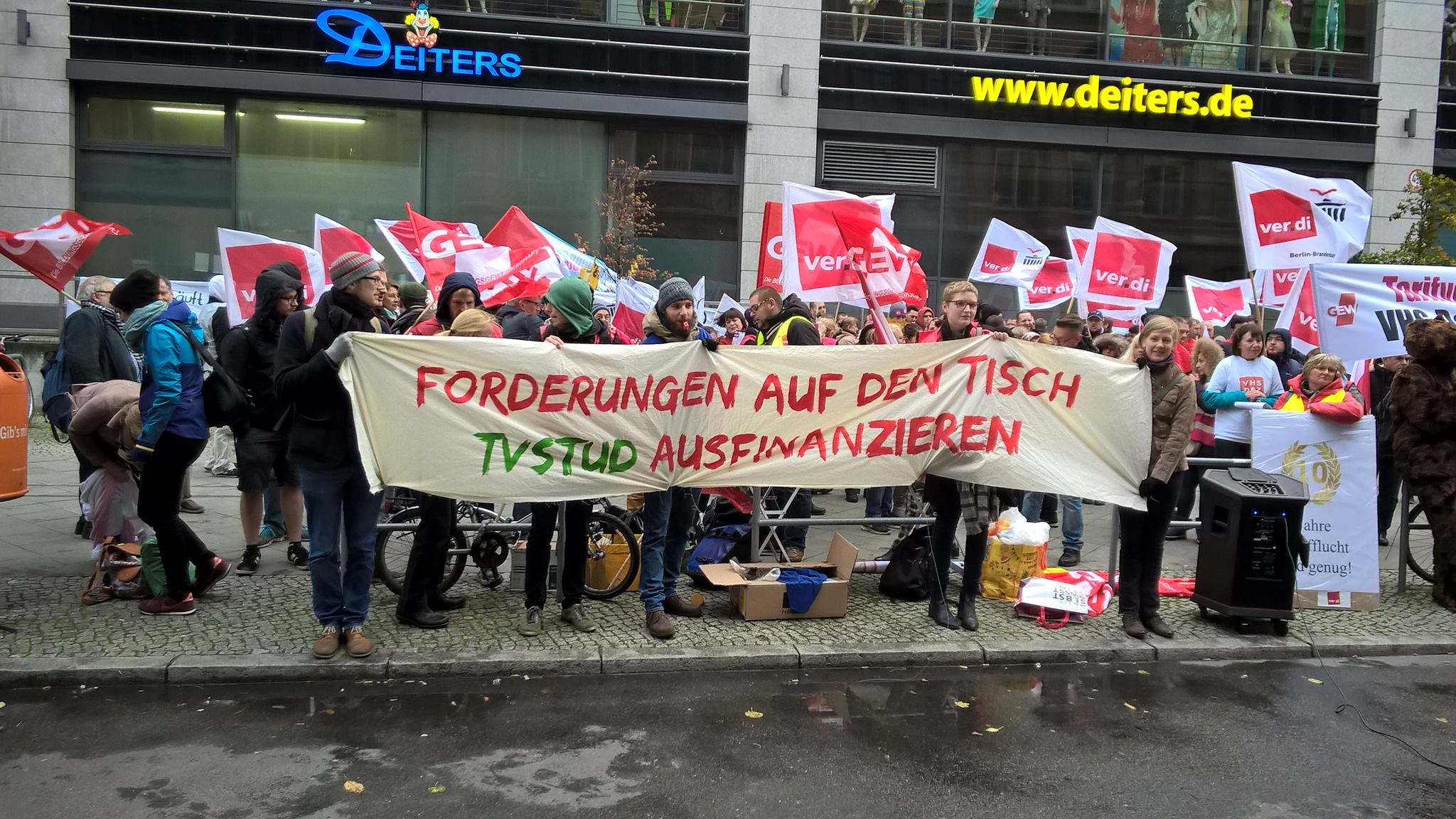 Studentische Beschäftigte erklären Solidarität mit Streikenden der Charité Facility Management (CFM)