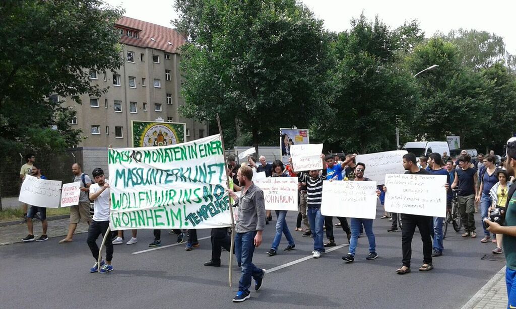 Kämpferischer Widerstand von Geflüchteten an der Jahnsporthalle [mit Fotogalerie]